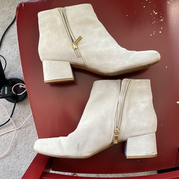 Size 10 Kenneth Cole Reaction ankle booties. Lightly used. - Picture 3 of 6